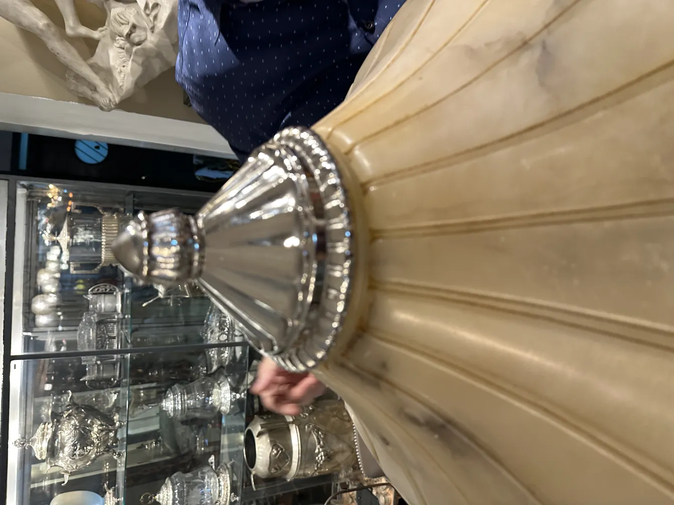 Antike Hängelampe mit komplizierten Details in stilvollem Ambiente.