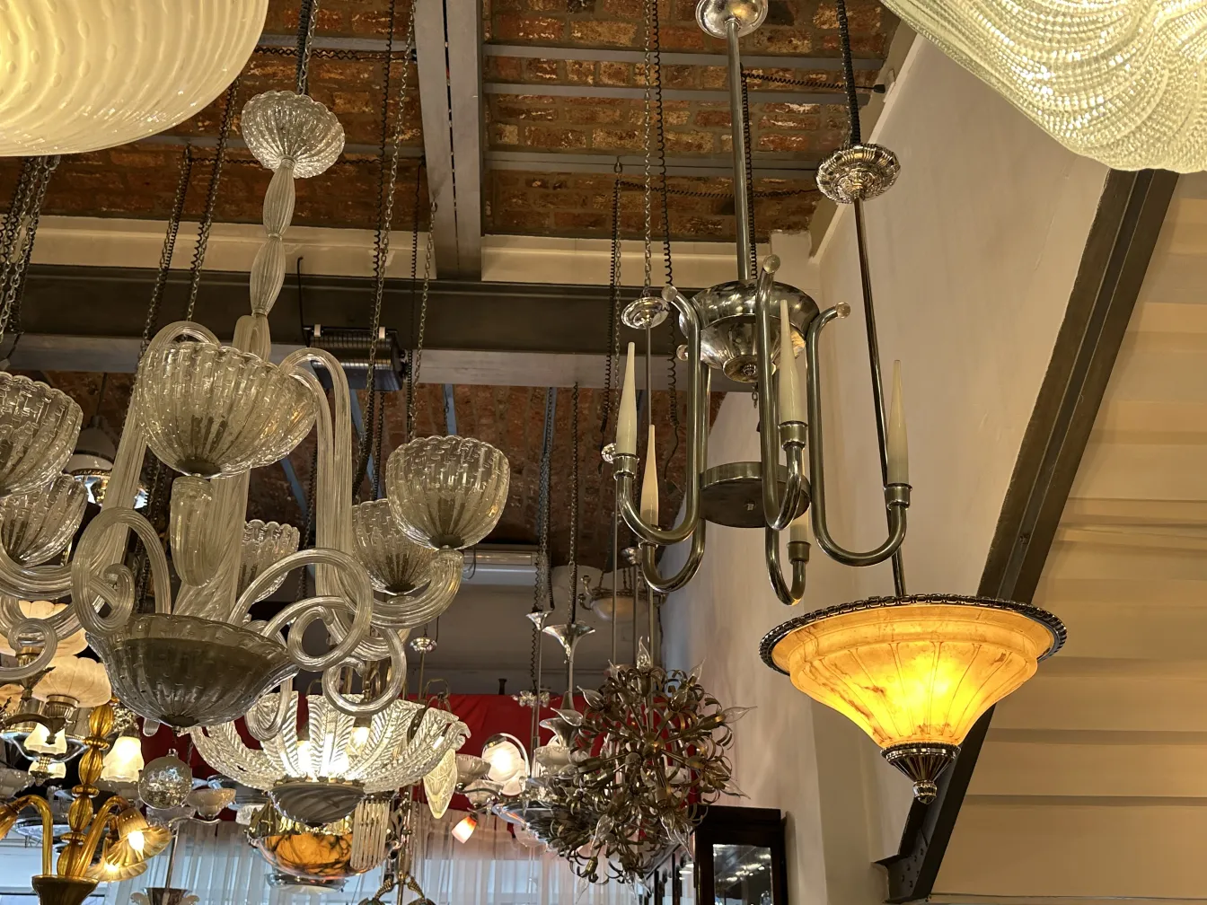 Lampada a sospensione antica in vetro con dettagli eleganti.