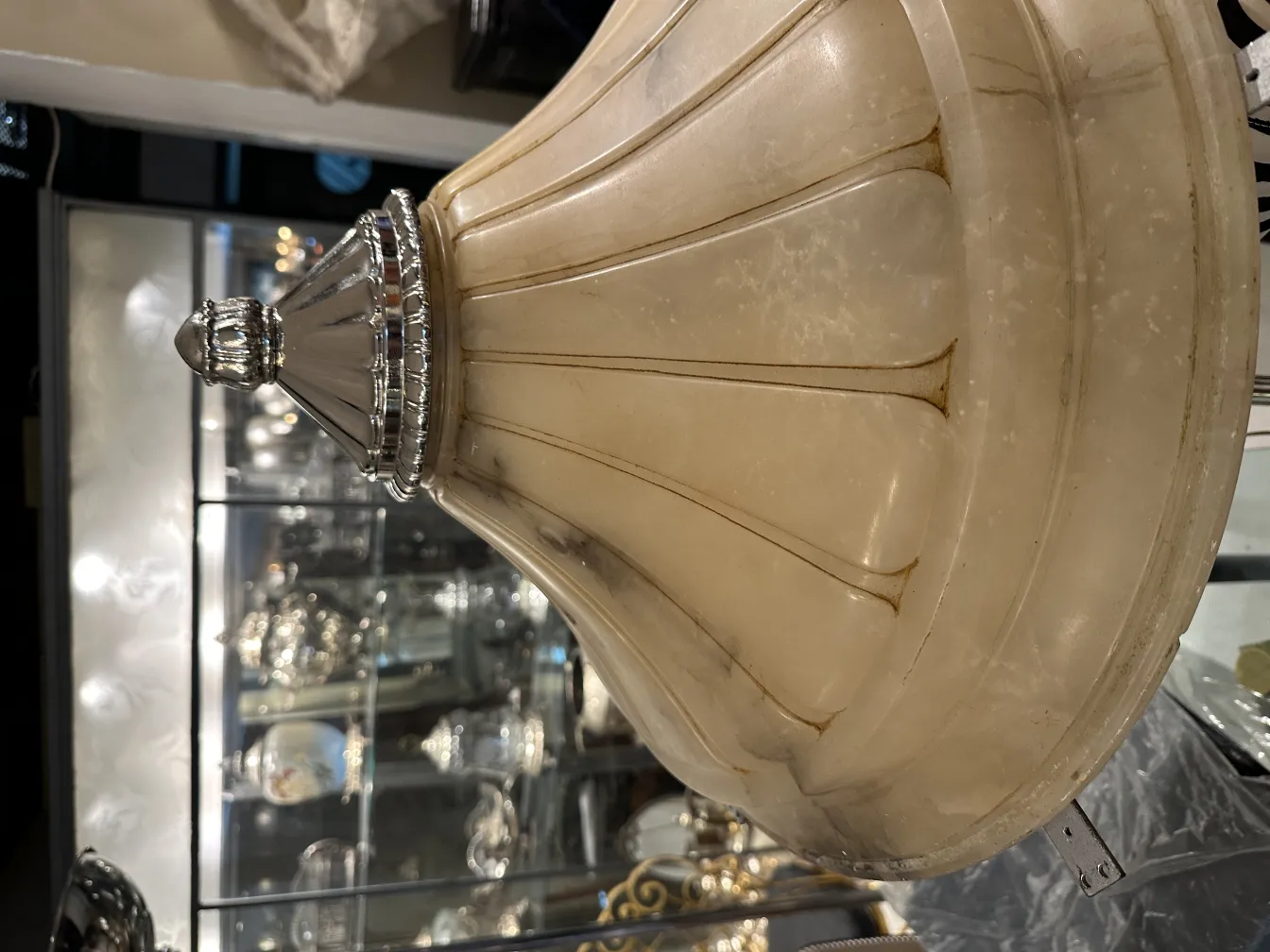 Lampada a sospensione antica con design elegante e finitura lucida.