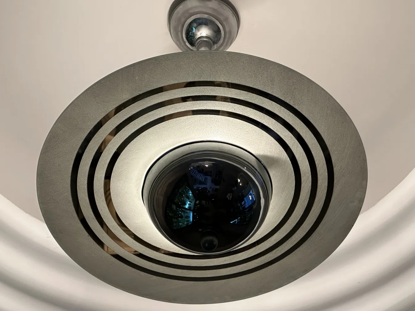 Lâmpada de teto antiga de formato redondo e elegante