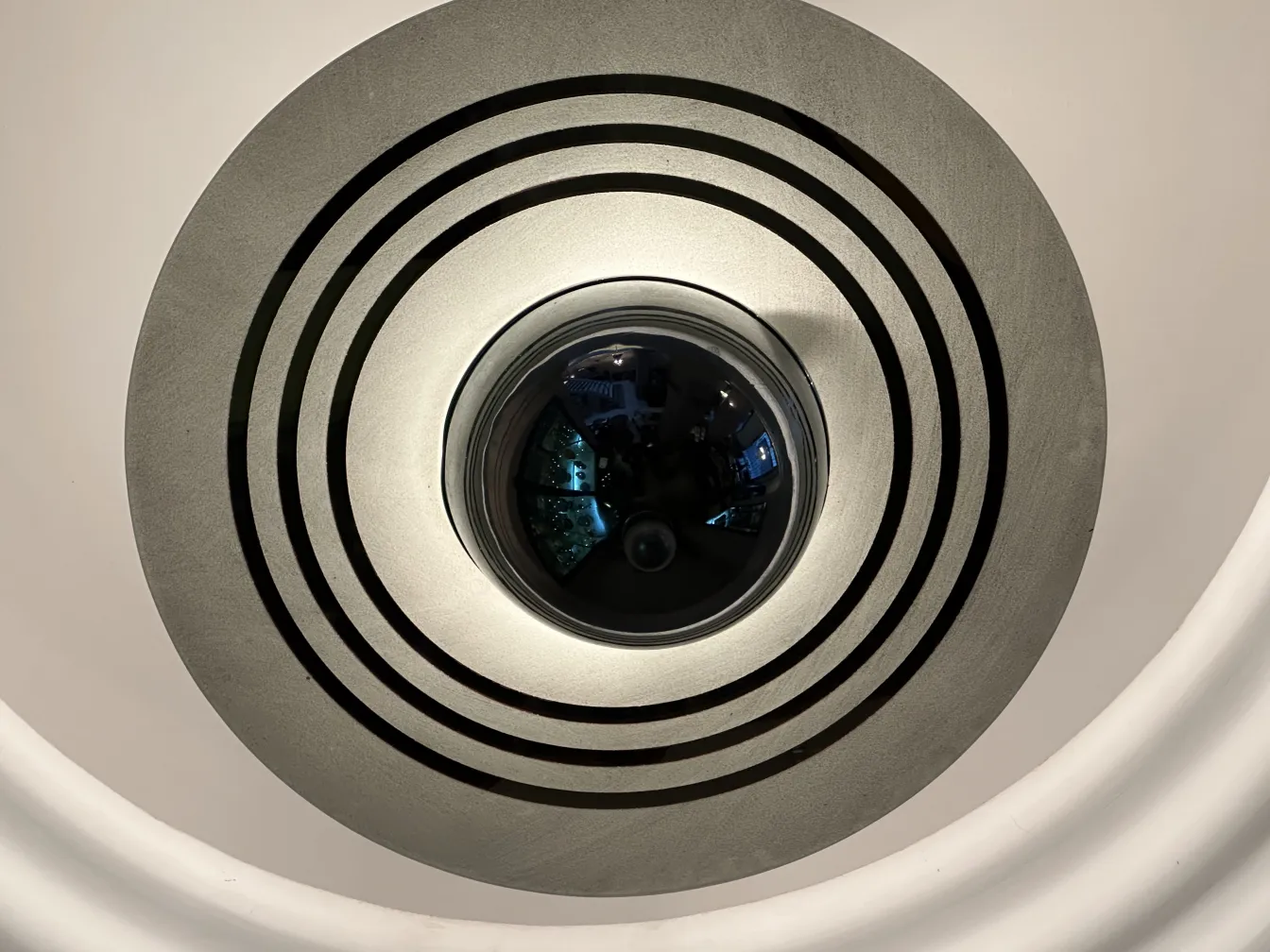 lâmpada de teto antiga com detalhes circulares