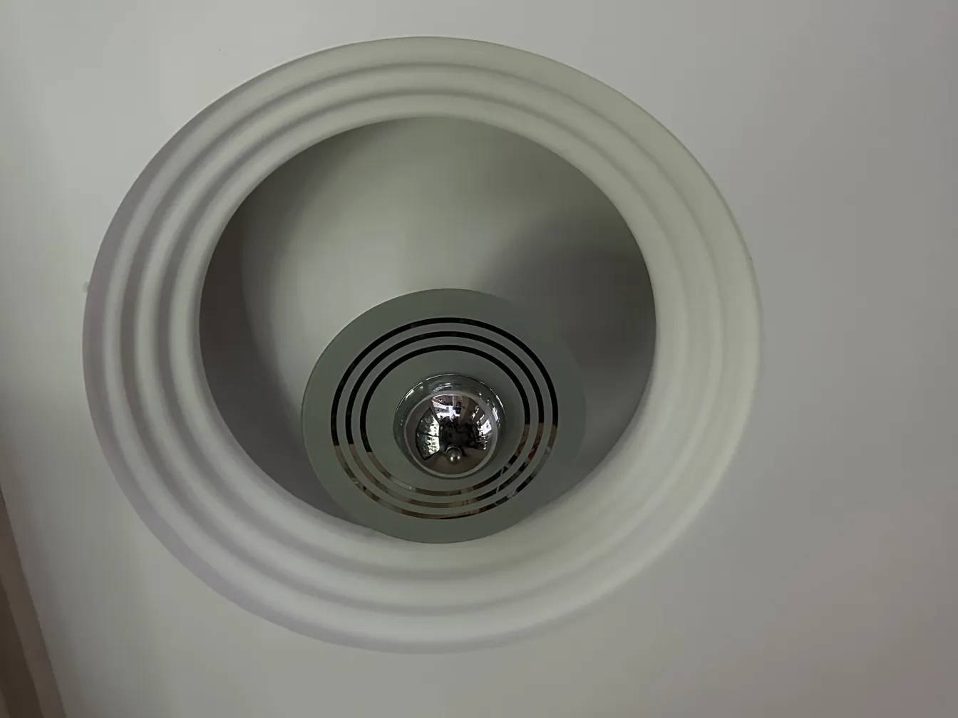 Lampada a sospensione antica con dettagli arrotondati e design elegante, perfetta per decorare