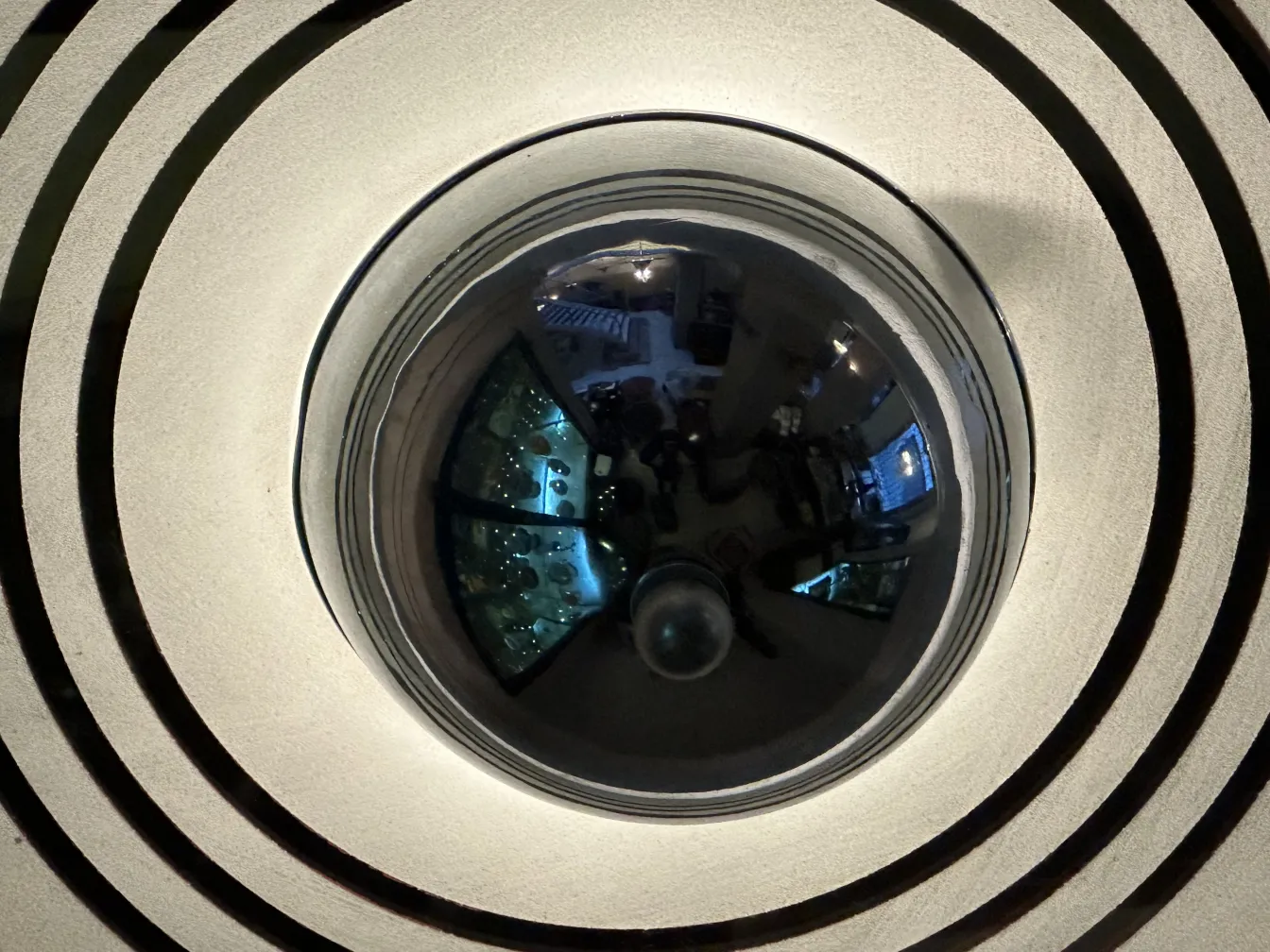 vista desde abajo de una lámpara de techo antigua con diseño circular