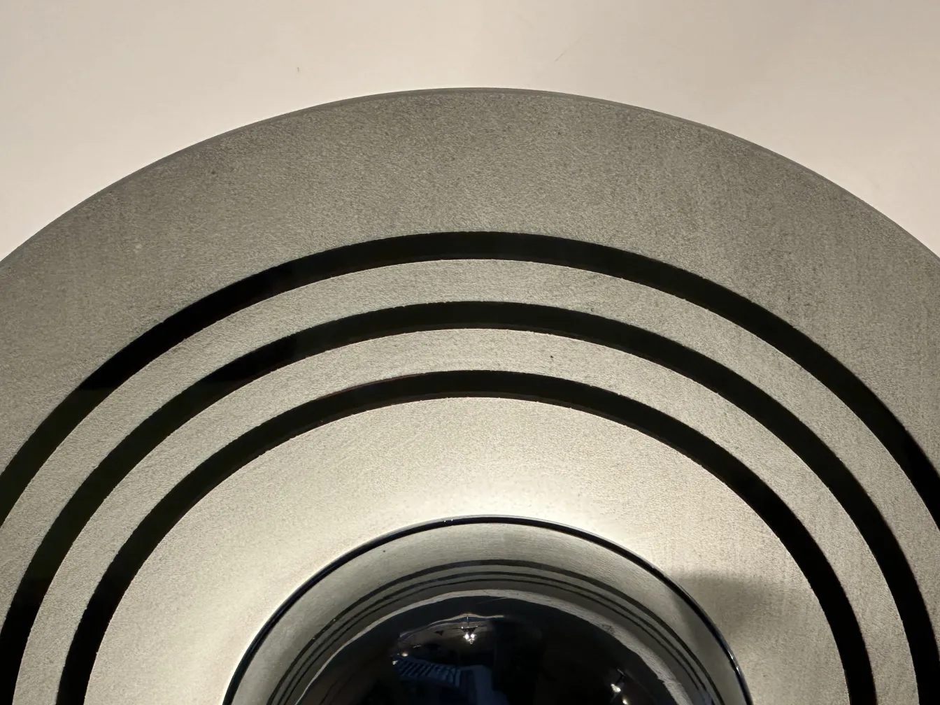 प्राचीन लटकता हुआ दीपक, आकर्षक गोल आकार डिजाइन के साथ, एक साधारण परिवेश में।