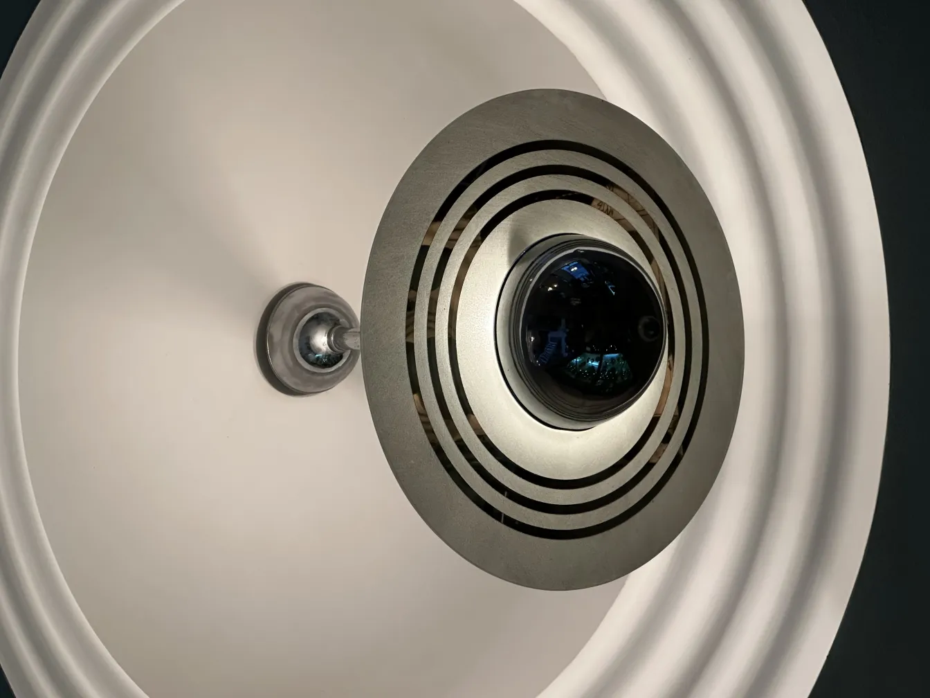 古老的吊灯，现代设计，温馨氛围