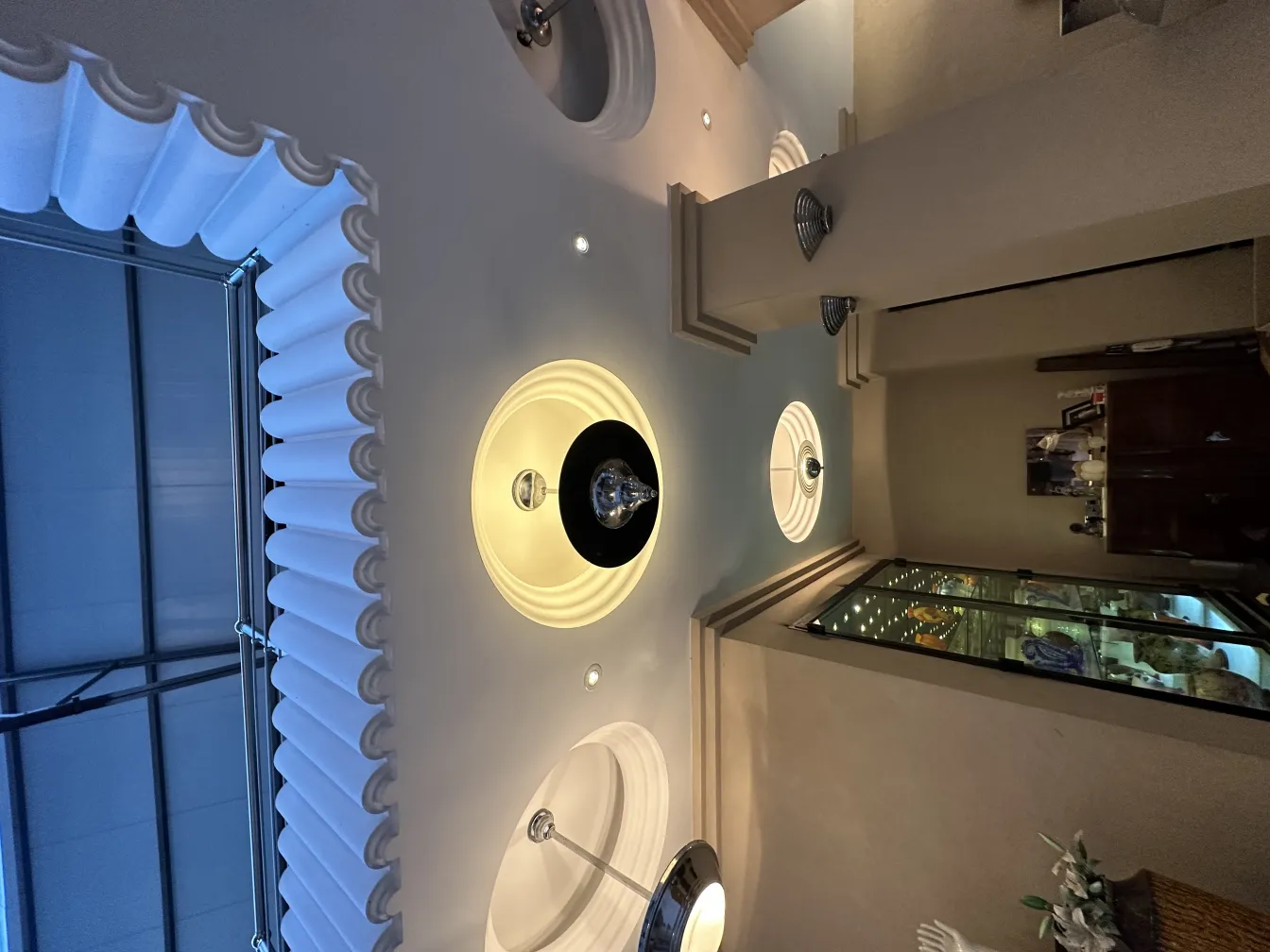 Lampada a sospensione antica con luce calda e design elegante in un ambiente accogliente.