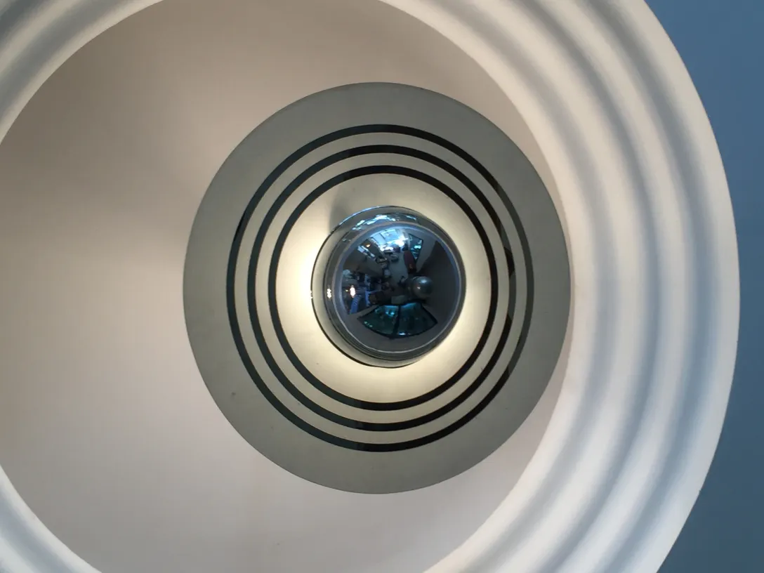 lámpara de techo antigua con diseño minimalista y luz brillante