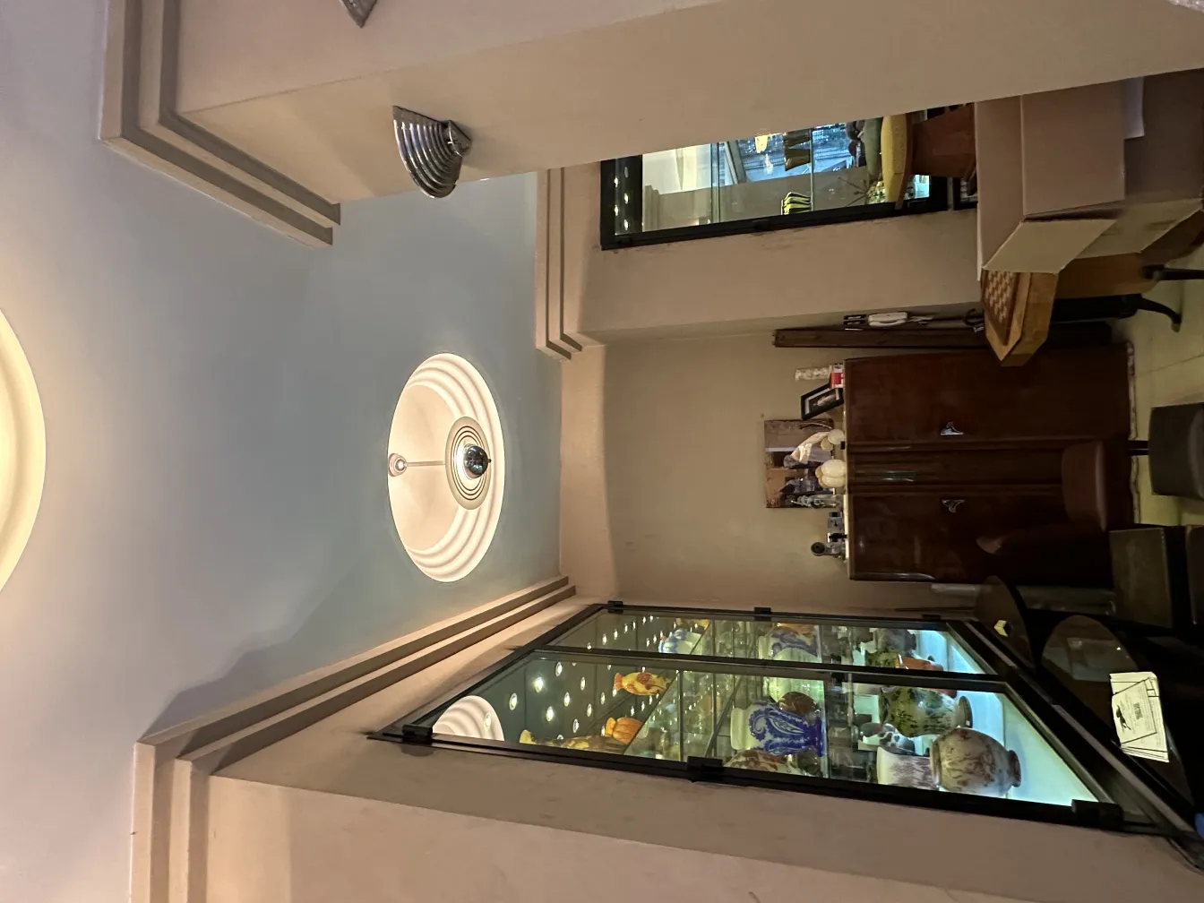 古典圆形吊灯在温馨的环境中。