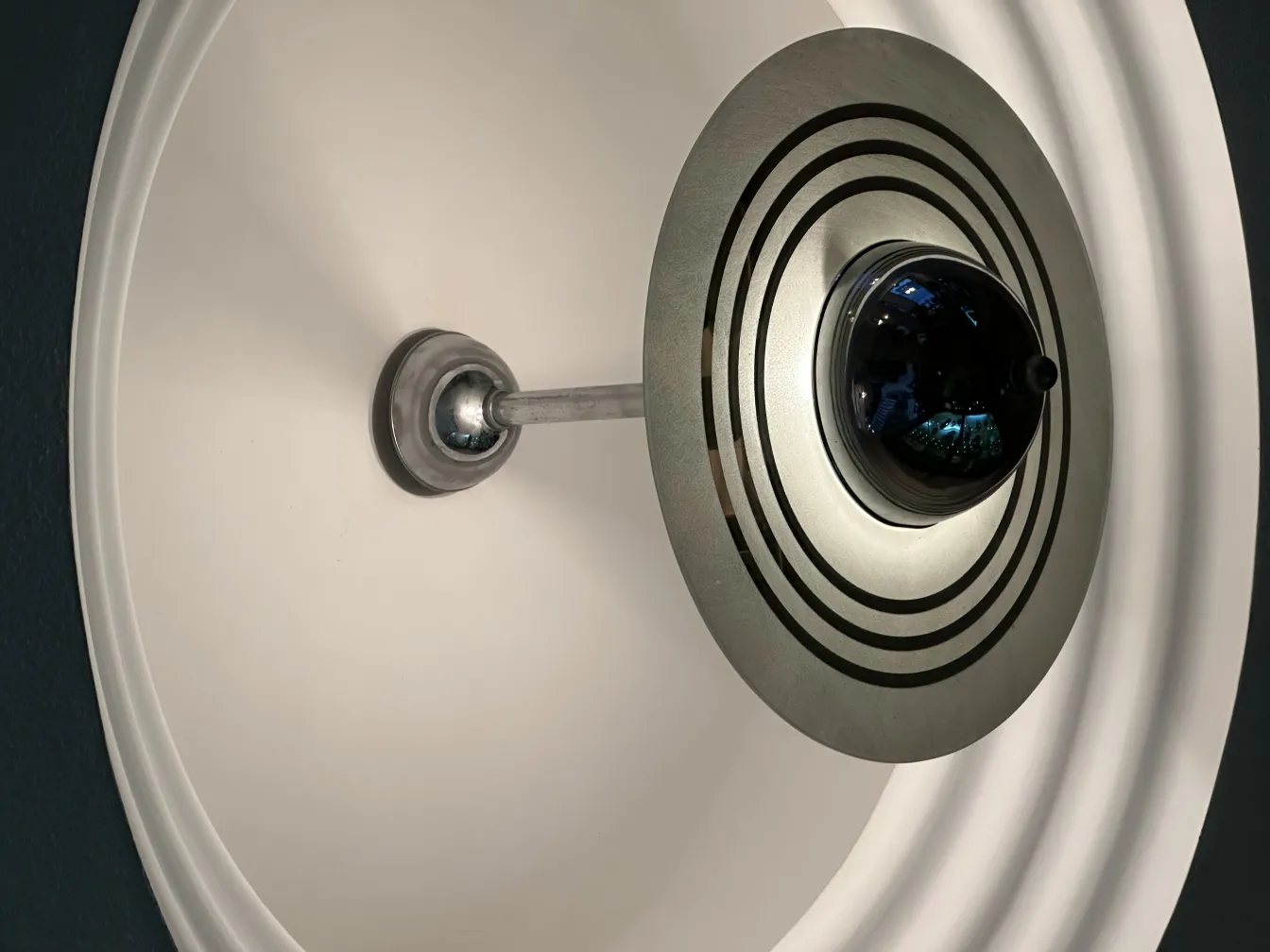 古老的吊灯，极简设计，带有黑色细节