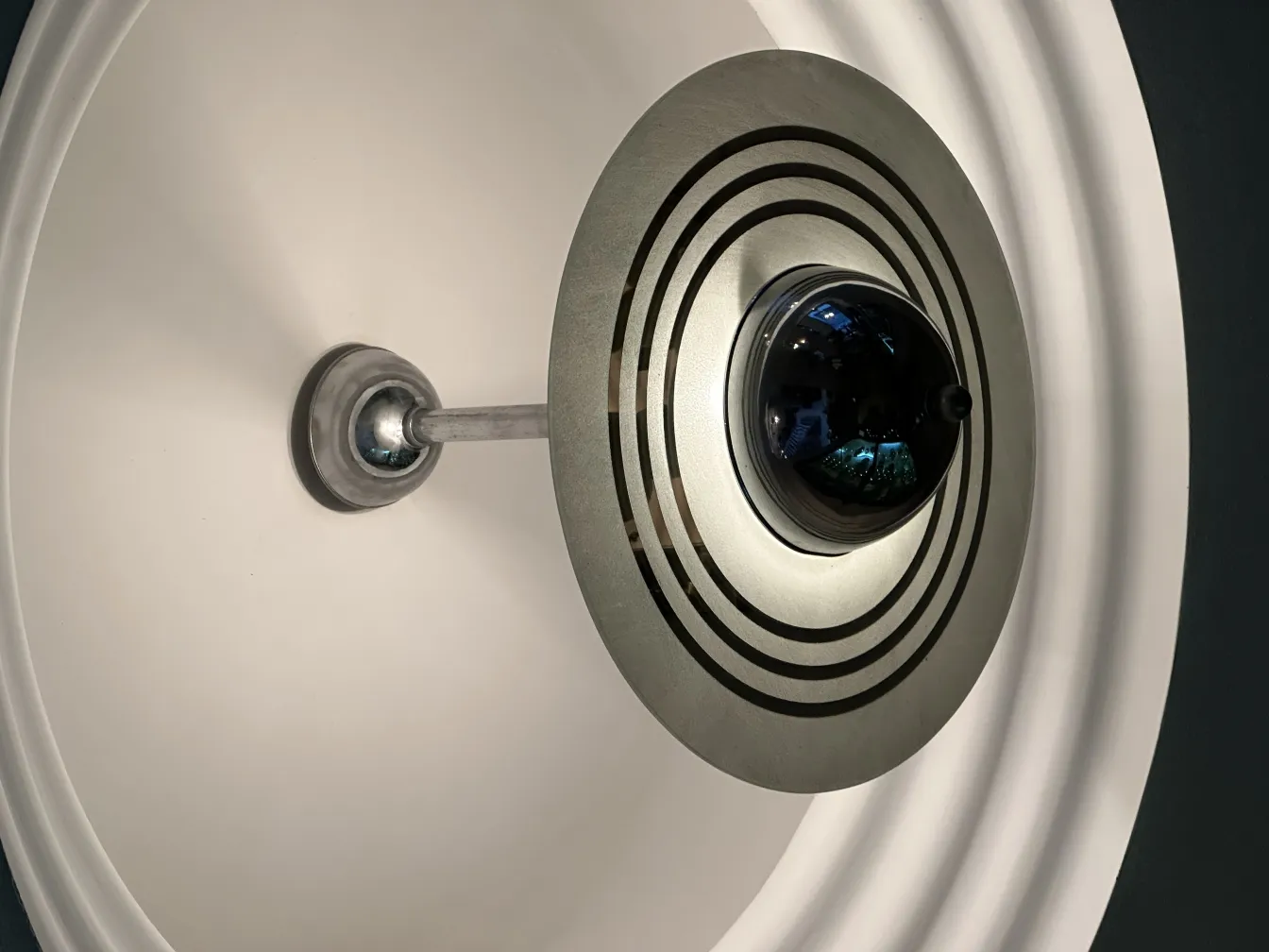 Lustre antique avec designs circulaires et contemporains dans un cadre moderne.