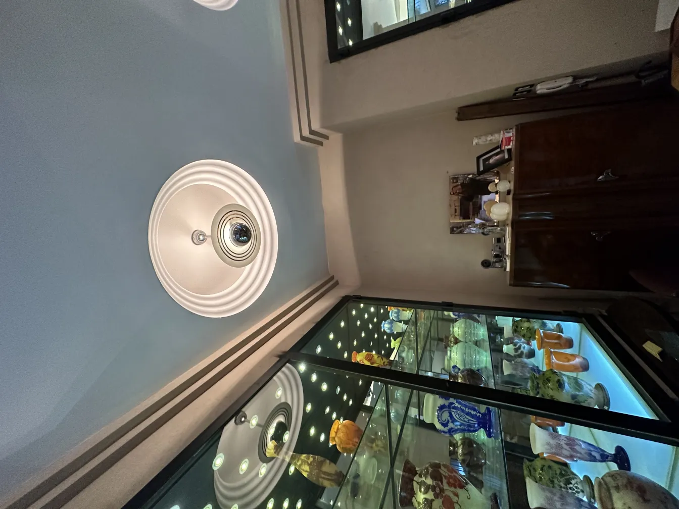 Lámpara de techo antigua de diseño elegante, con detalles delicados en un ambiente decorativo