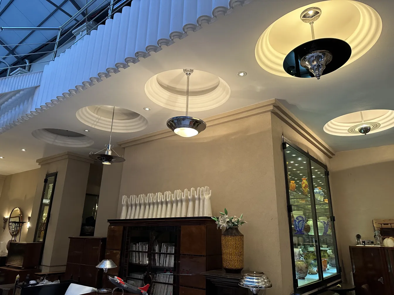 Lampada a sospensione antica con design elegante in un ambiente moderno.