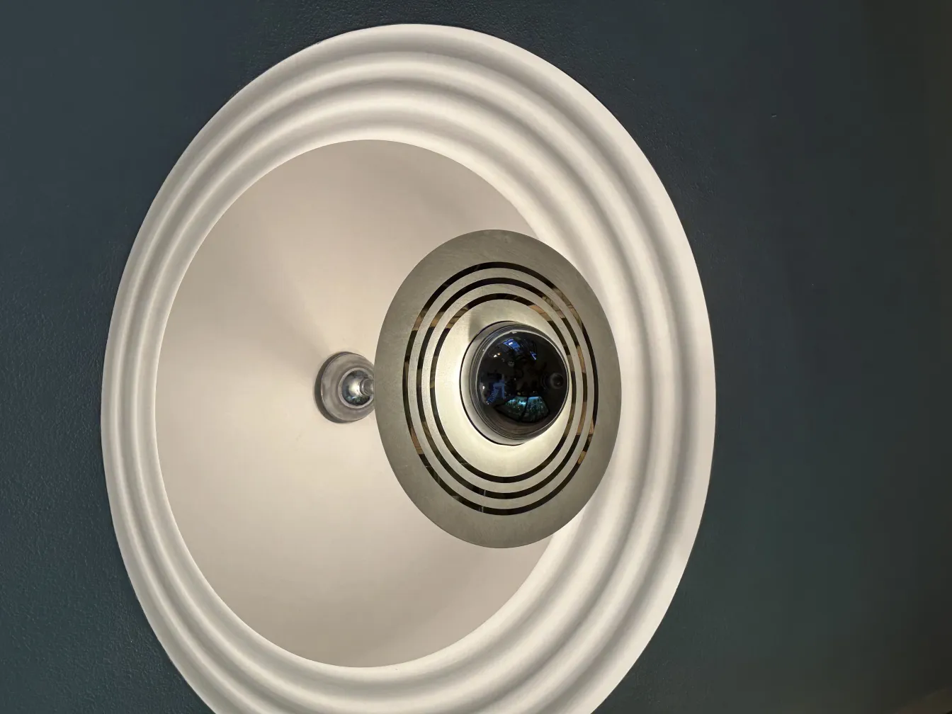 مصباح معلق قديم بتصميم عصري جذاب. أنيق وأنيق.