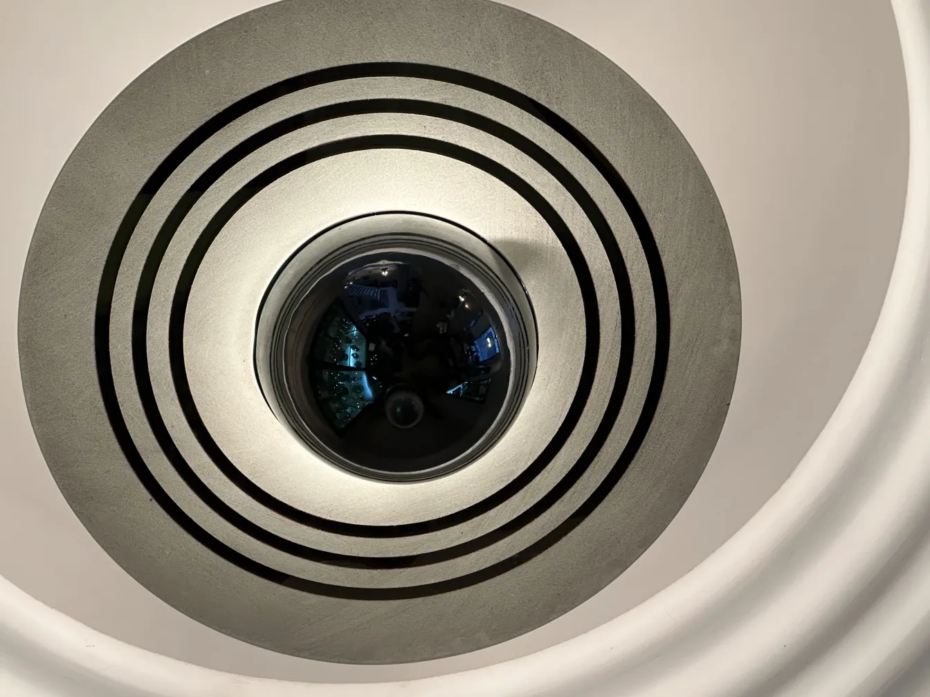 古董吊灯，具有优雅的圆形设计，采用简约的环境。