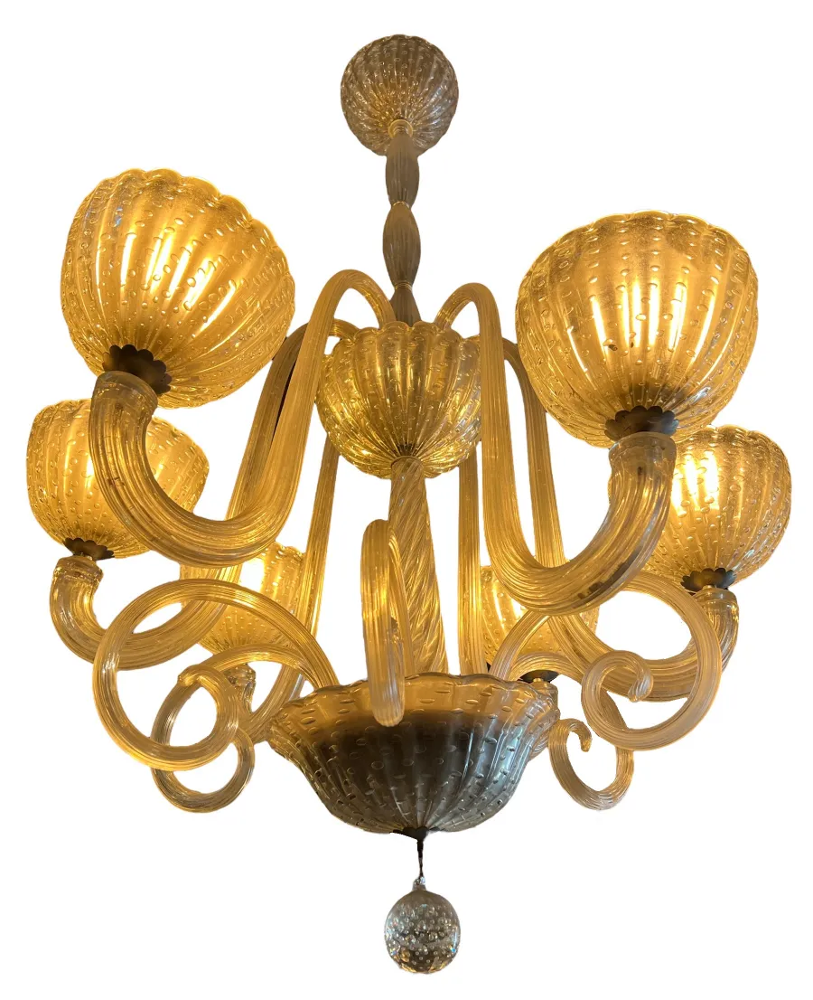 lámpara de techo antigua, con brazos curvados y luces cálidas en un ambiente elegante.