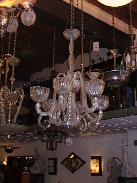 Lustre ancien avec un design élégant dans un cadre vintage avec des sculptures