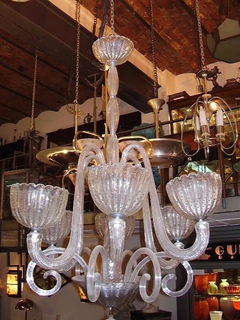 Antigua lámpara de techo barovier toso con diseño elegante, iluminando un ambiente antiguo