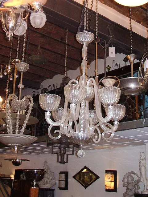 lampada a sospensione antica con design elegante e vetro