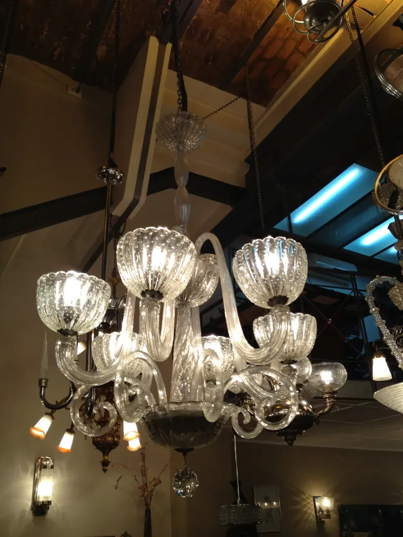 lampada a sospensione antica Barovier Toso con luci brillanti e forma elegante in un contesto decorativo