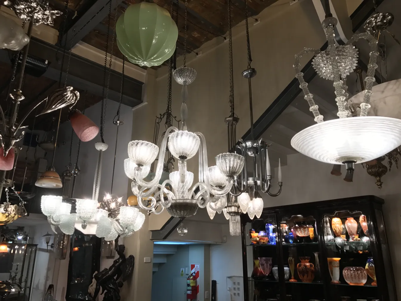 Lampada a sospensione antica con un design elegante, stile barovier toso.