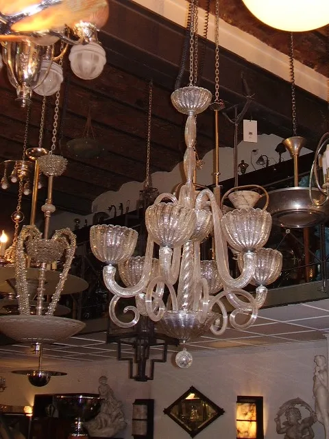 antiga lâmpada de teto com design elegante e detalhes ornamentais, iluminando um ambiente clássico