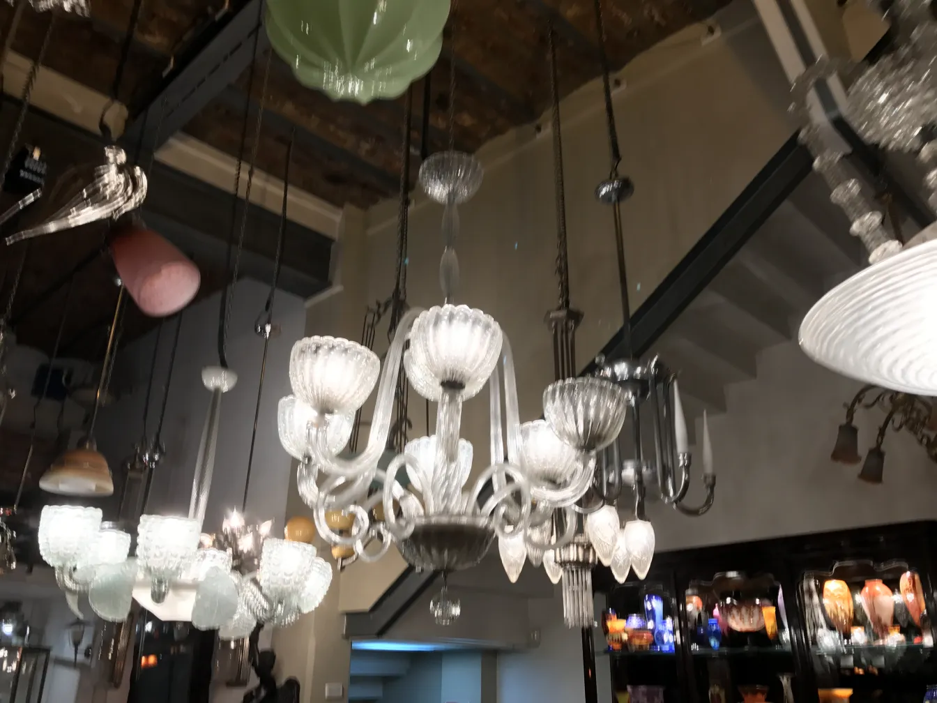 antike Hängelampe mit Glaselementen und elegantem Design