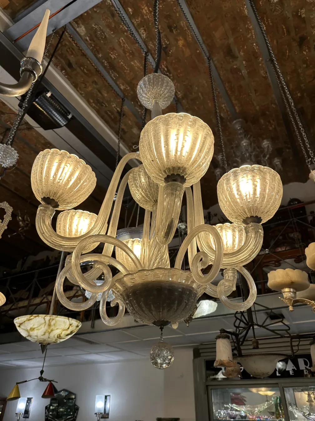 lustre ancien avec lumières brillantes et design incurvé dans un environnement chaleureux