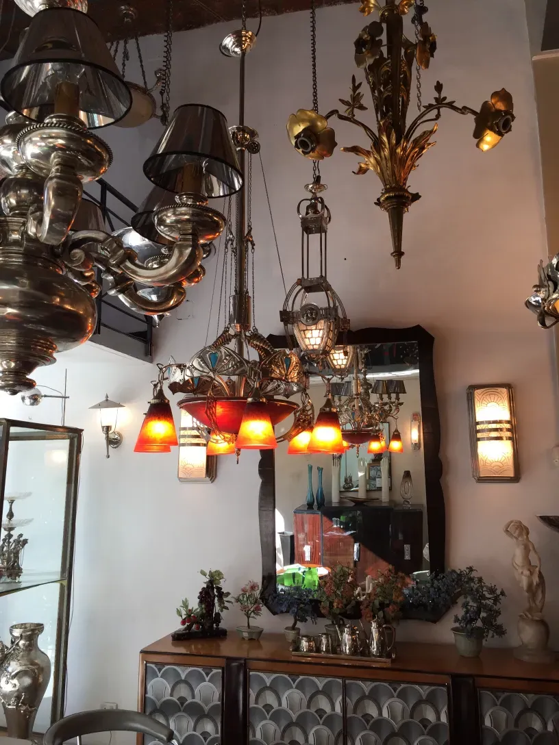 Lámpara de techo antigua charles schneider con detalles brillantes y coloridos en un ambiente vintage.