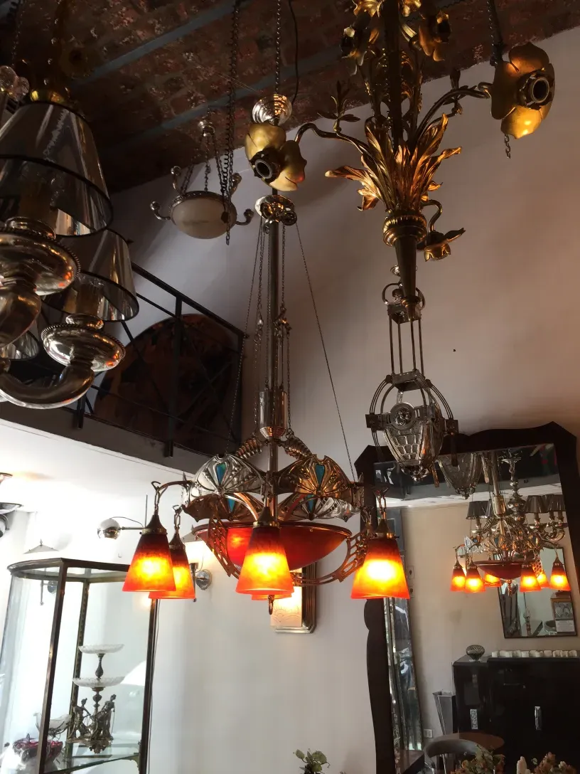 lampada a sospensione antica con dettagli dorati e toni arancioni, atmosfera decorativa