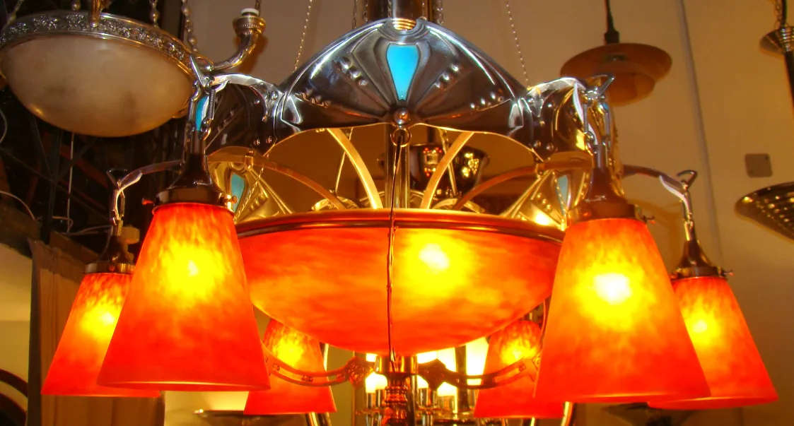 古董吊灯由查尔斯施奈德制成，带橙色灯。
