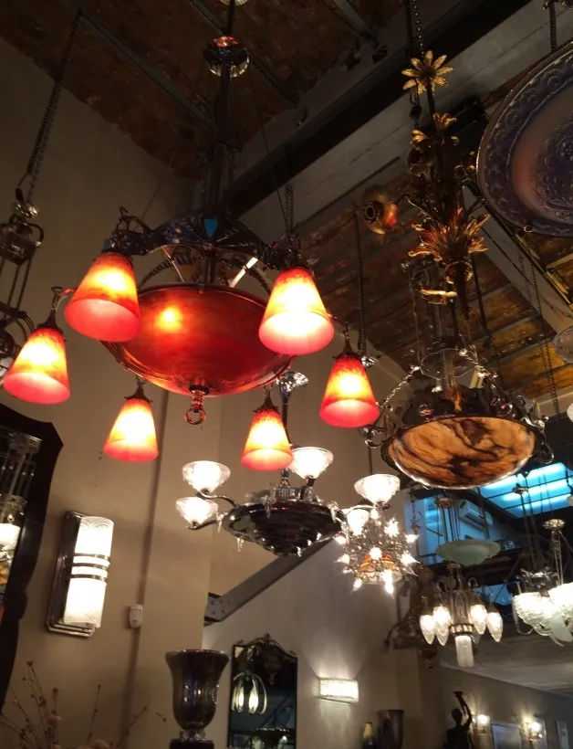lustre ancien avec lumière chaude, Charles Schneider, ambiance élégante