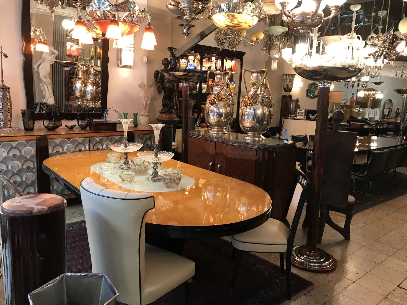 Antike Hängelampe charles schneider beleuchtet ein elegantes Esszimmer