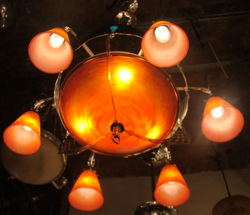 Lustre ancien avec six lumières et style distinctif, Charles Schneider.