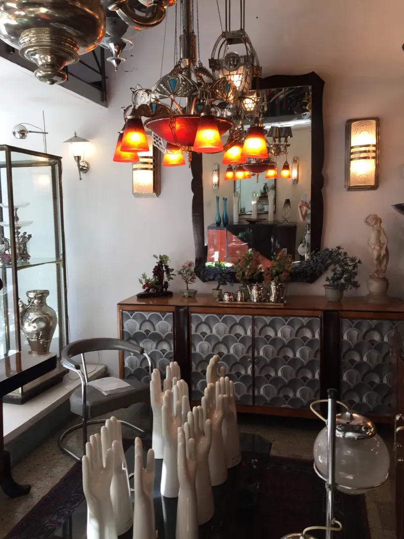 lâmpada de teto antiga com detalhes decorativos em um ambiente elegante