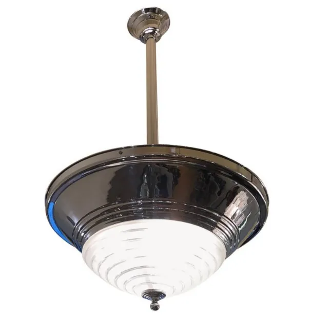 Lâmpada de teto antiga com design elegante e clássico.