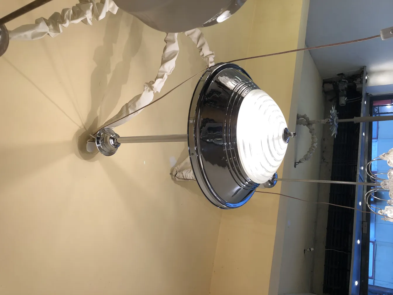 クラシックデザインのアンティークハンギングランプ、快適な空間に最適。