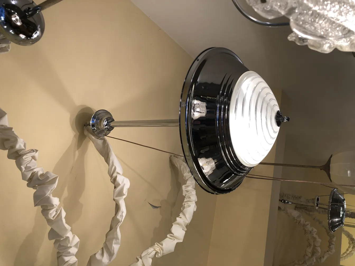 Lustre ancien brillant dans un environnement chaleureux