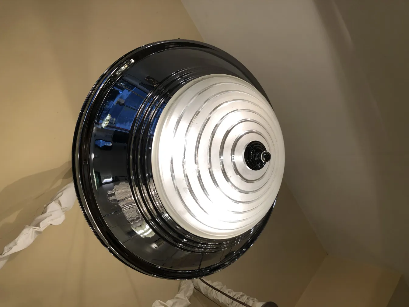 Lámpara de techo antigua en cromo con detalles brillantes