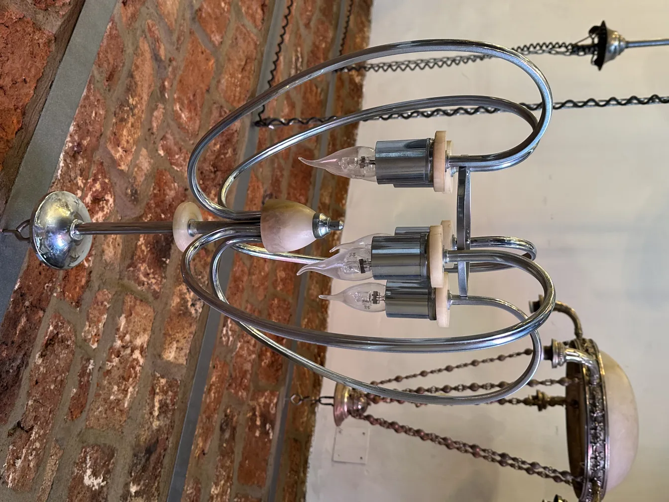 古董吊灯，优雅设计，钢和木质细节。