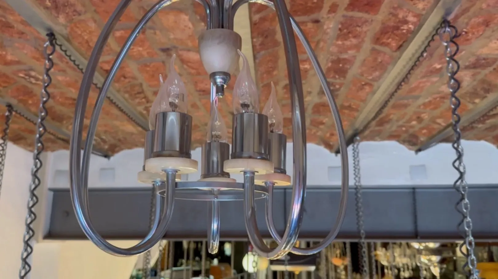 Lampada a sospensione antica con dettagli eleganti