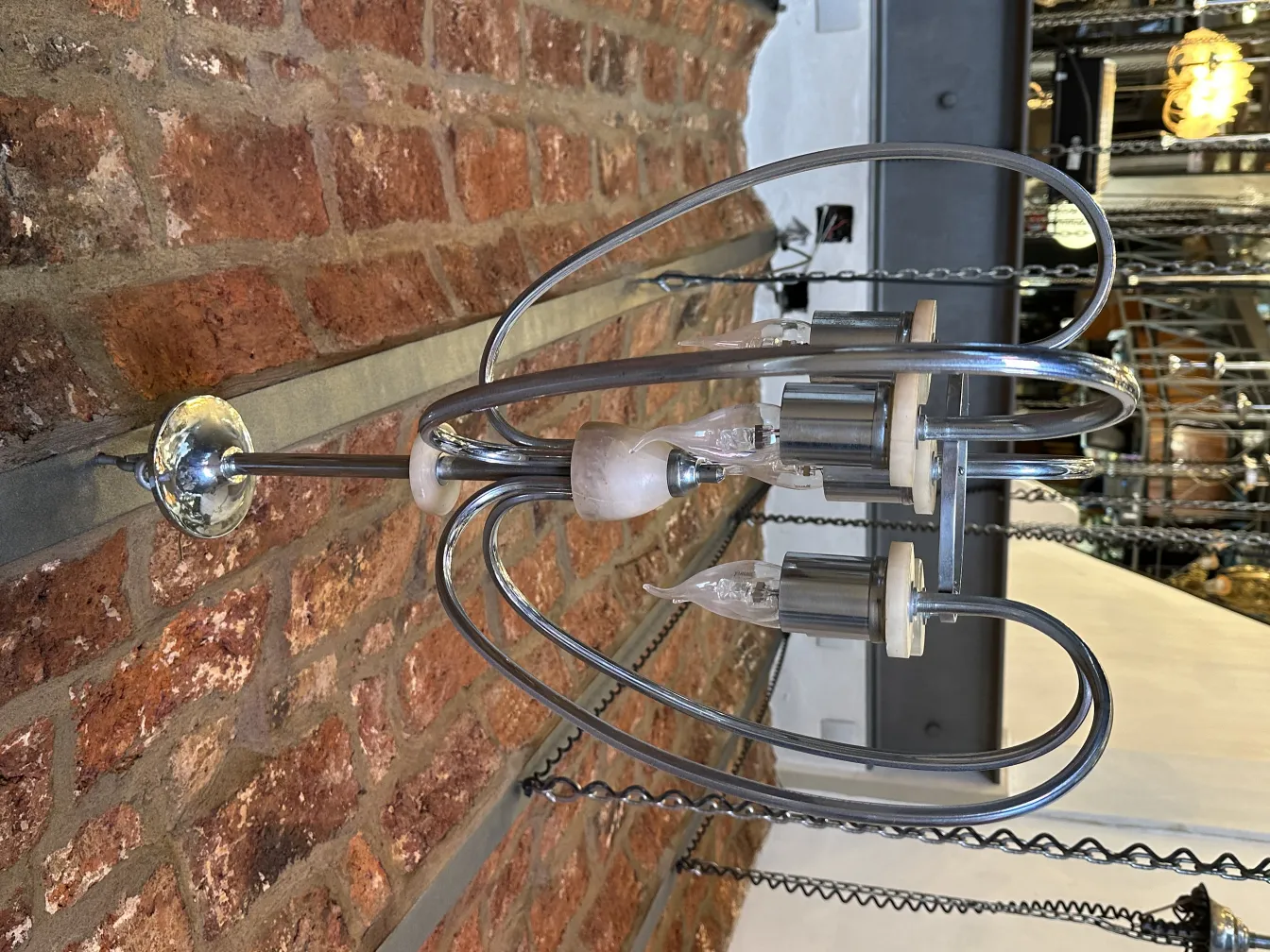 Lâmpada de teto antiga com design clássico em ambiente aconchegante