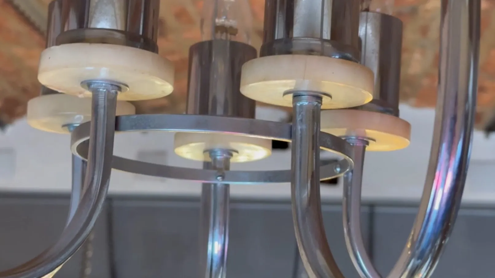 Lampada a sospensione antica con luci in un ambiente accogliente.