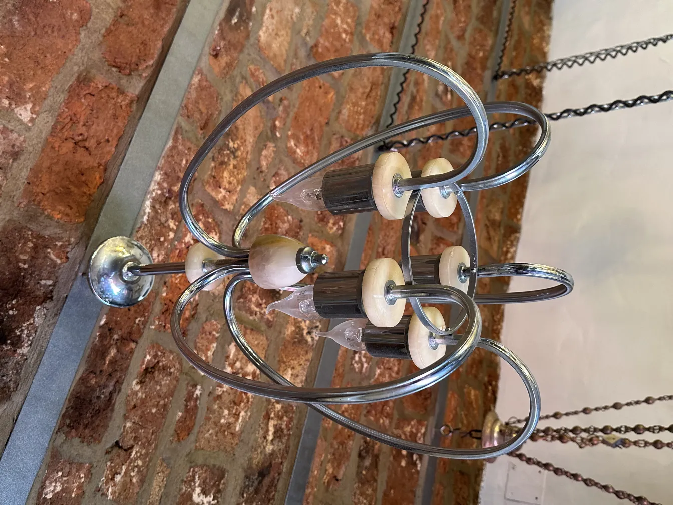 Lampada a sospensione antica con design unico in un ambiente di mattoni