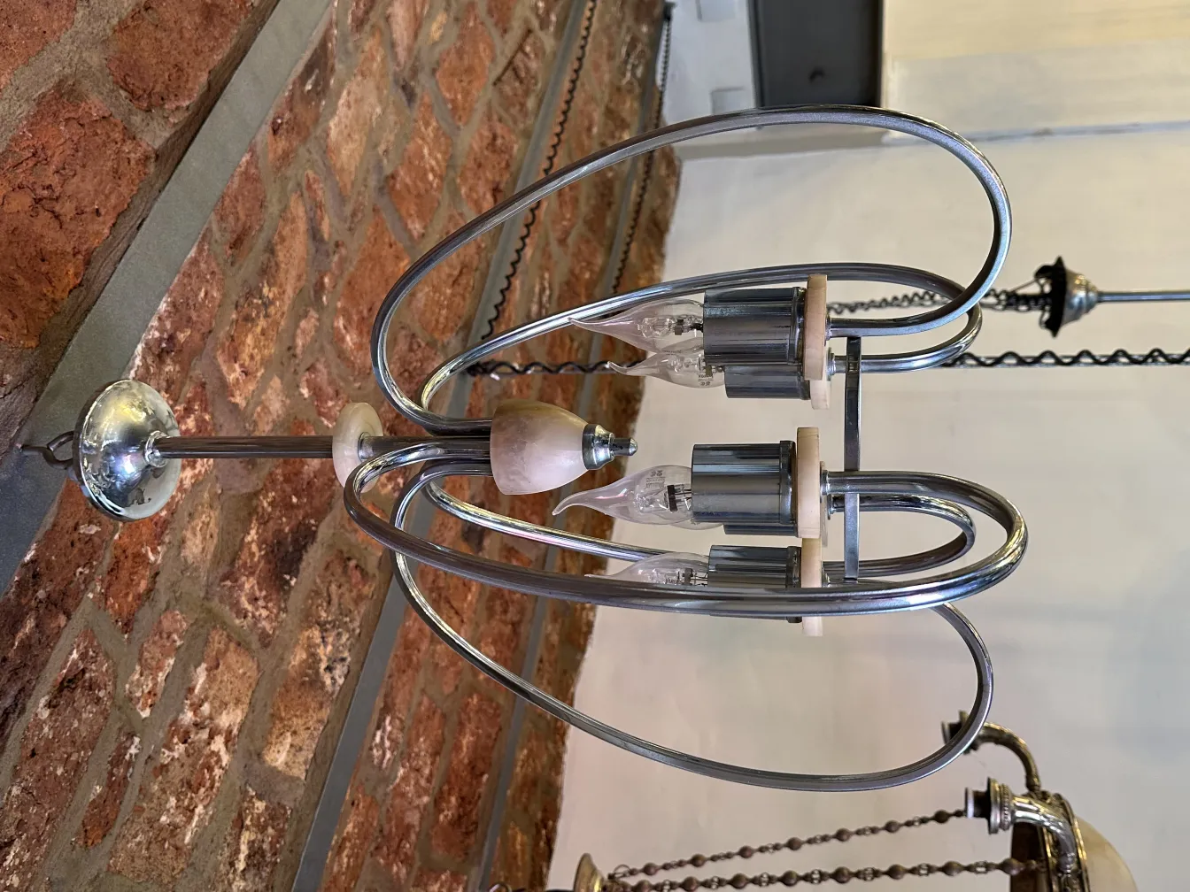 Lámpara de techo antigua con un diseño moderno y elegante, rodeada de un ambiente acogedor.