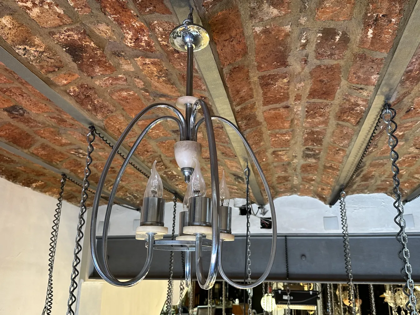 Antike Hängelampe mit elegantem Design und leuchtenden Lampen in einer gemütlichen Umgebung.