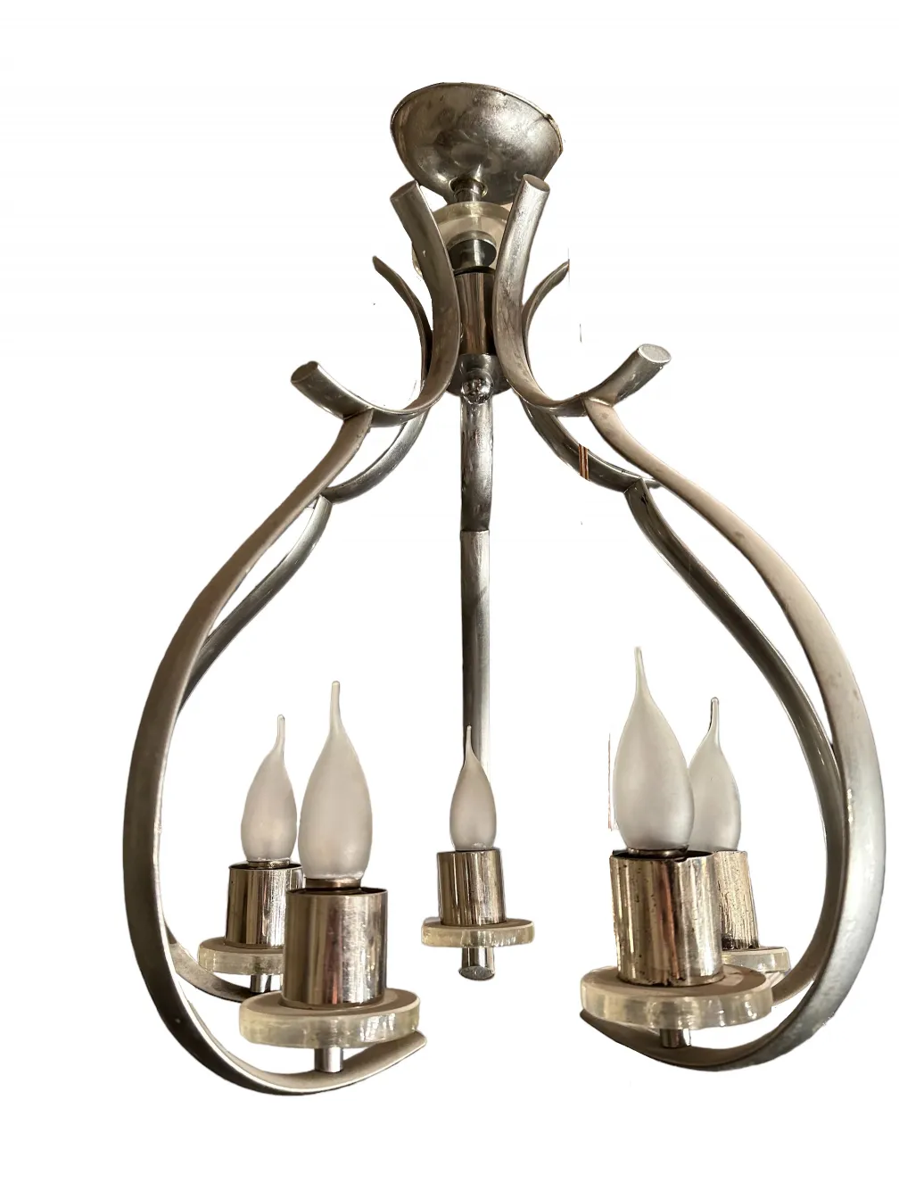 élégant lustre avec quatre lumières dans un design moderne ancien