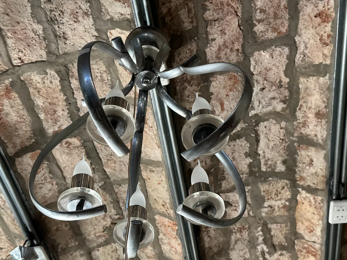 Antike Hängelampe mit einzigartigen Details aus Metall und Glas, rustikales Ambiente.