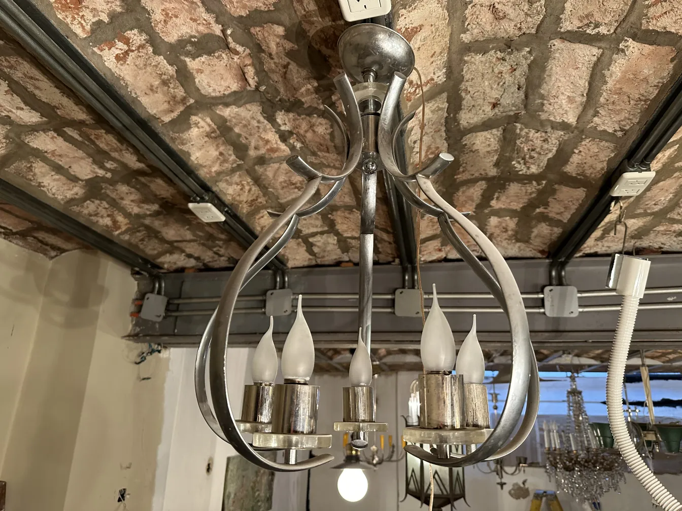 Lámpara de techo antigua con un diseño elegante en ambiente acogedor.