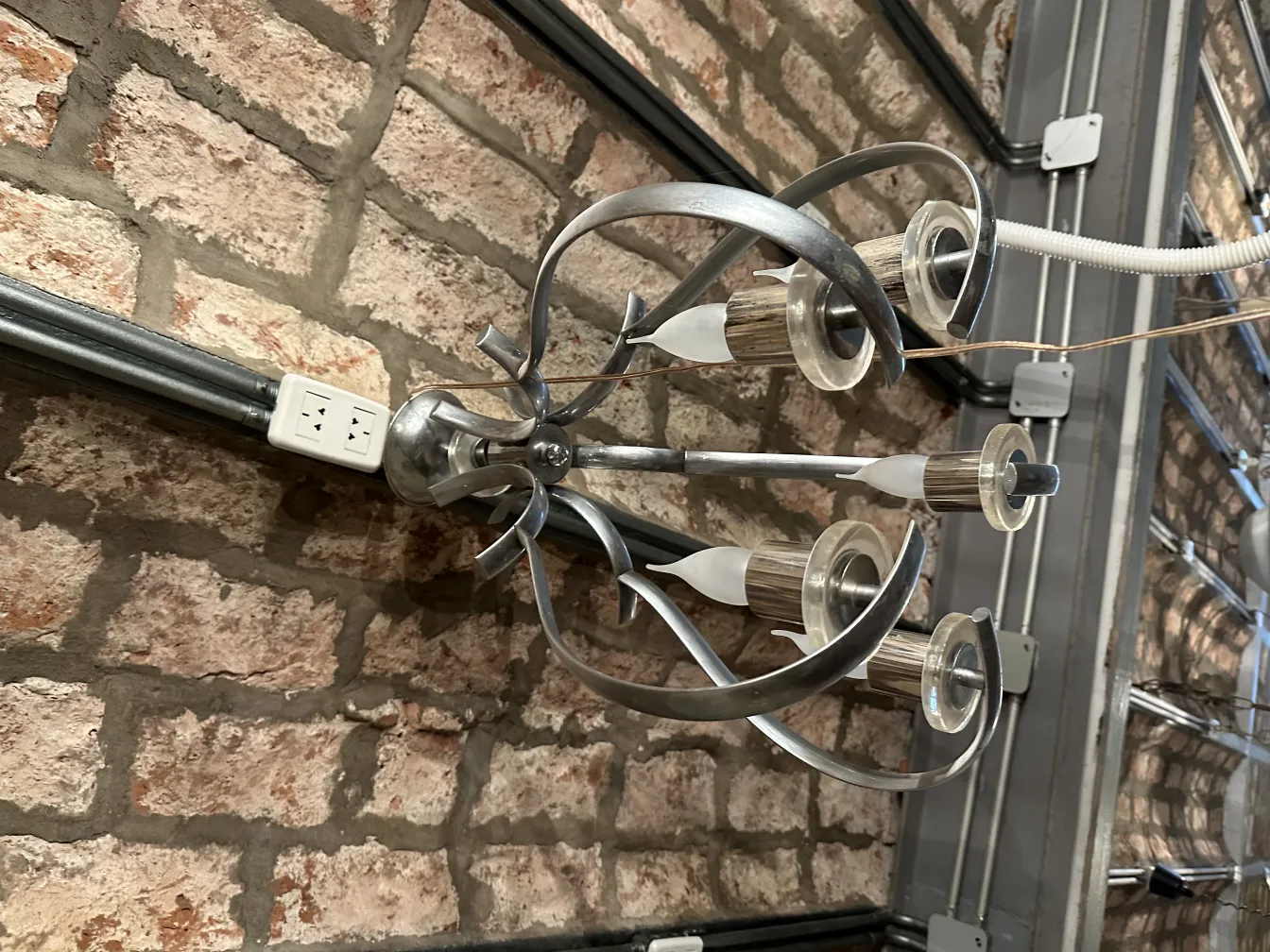 Lampada a sospensione antica con design elegante in ambiente rustico.