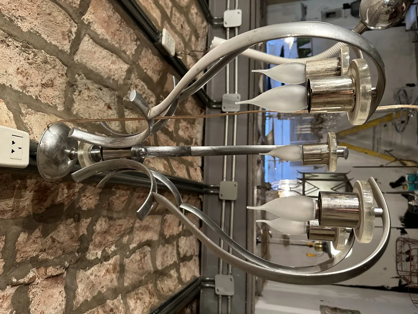 Lampada a sospensione antica con design elegante e dettagli stilizzati.